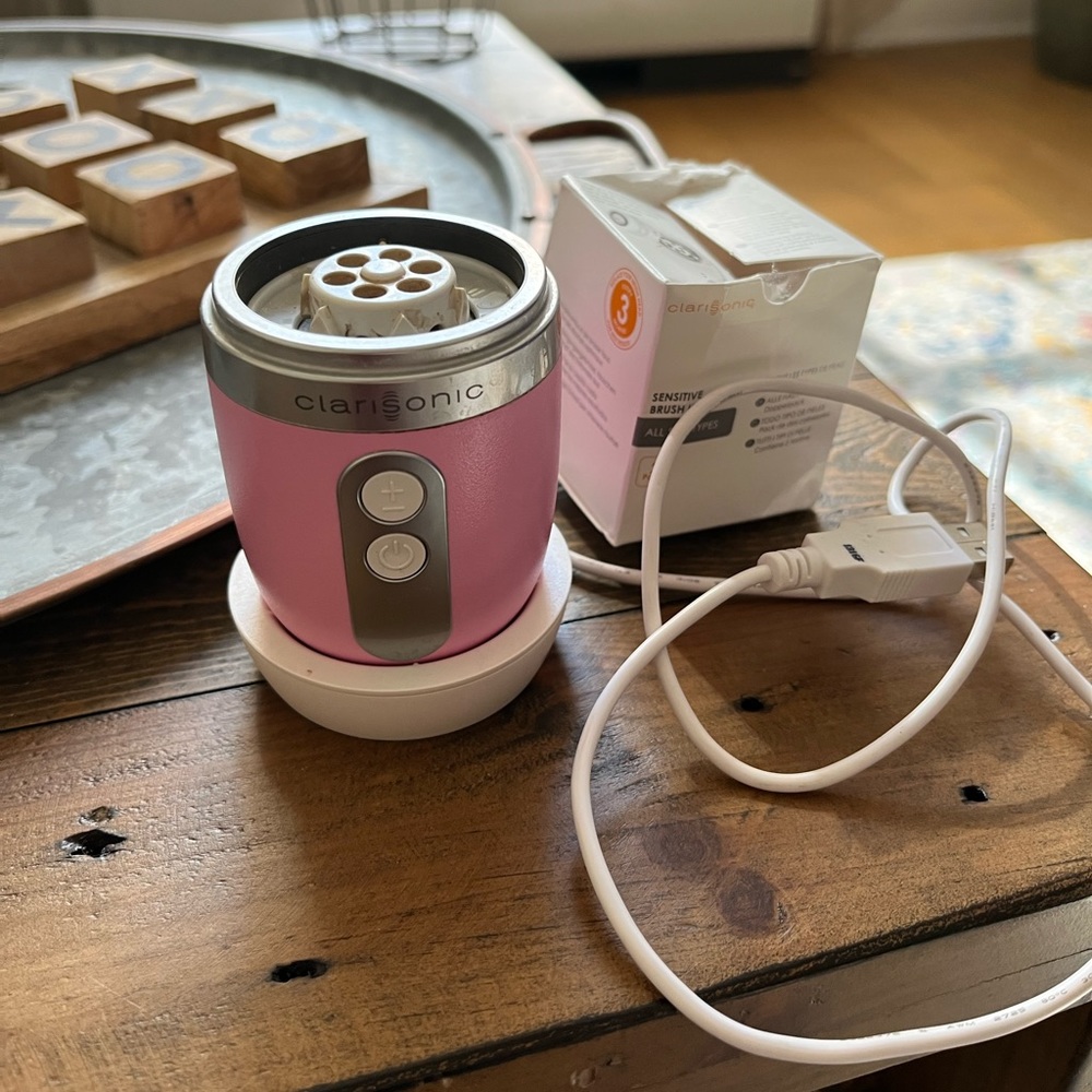 EUC. Clarisonic Mia Face Scrubber with New Brush in Box.